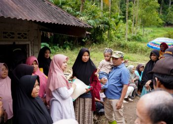 Bersama Wabup, GOW Solok Tebar Kepedulian untuk Korban Bencana
