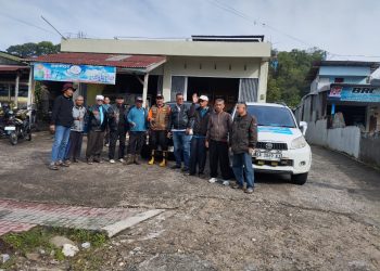 Pagurauan Lapau Kasiak Gulaibancah Serahkan 100 Paket Sembako dan Puluhan Kardus Pakaian ke Salareh Aia