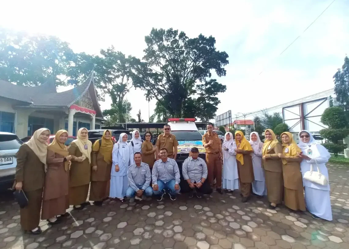 Keluarga Besar RSUD Tuanku Imam Bonjol Bantu Korban Banjir Bandang di Palembayan Agam