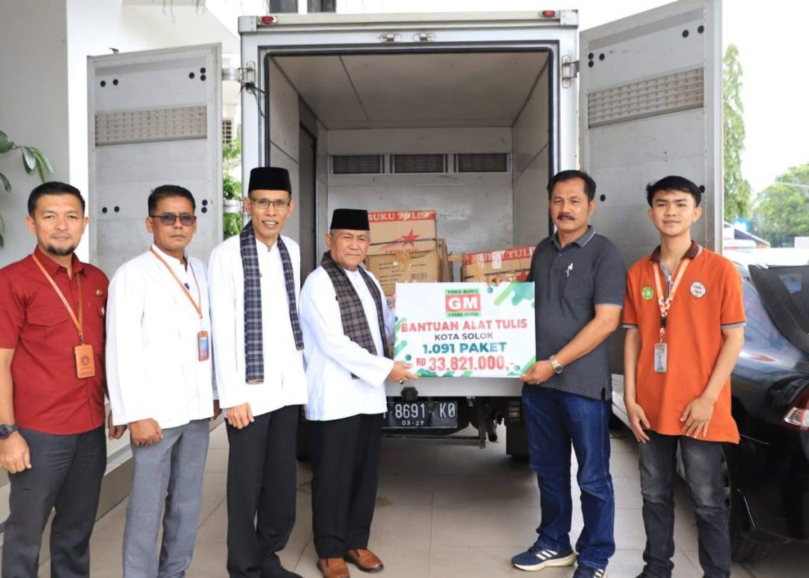 Grandmedia Serahkan 1.091 Paket Bantuan untuk Murid Terdampak Banjir di Kota Solok