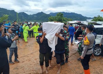 Menwa UNP Bersama Aparat Gabungan Laksanakan Pemakaman Korban Bencana di Padang