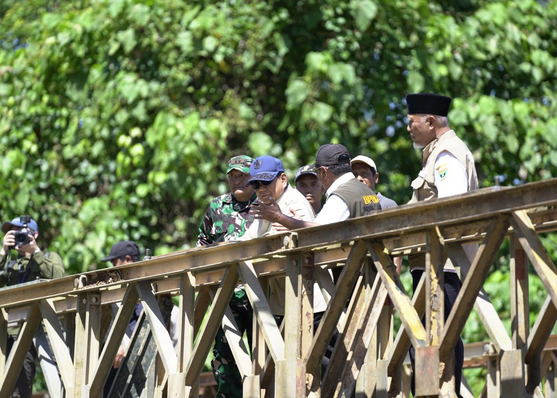 Presiden Prabowo Apresiasi TNI dan Warga dalam Pembangunan Jembatan Bailey Padang Mantuang