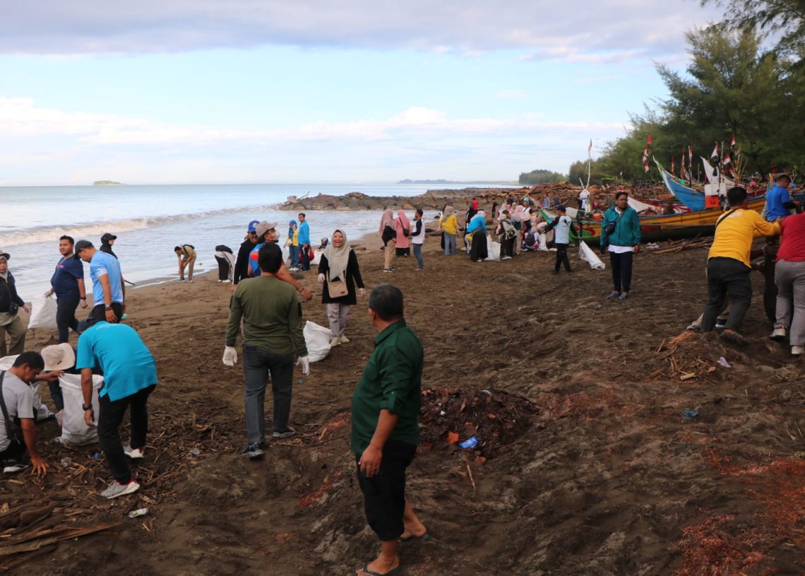 Pulihkan Aktivitas Nelayan, Pemprov Sumbar Gelar Aksi Bersih Pantai