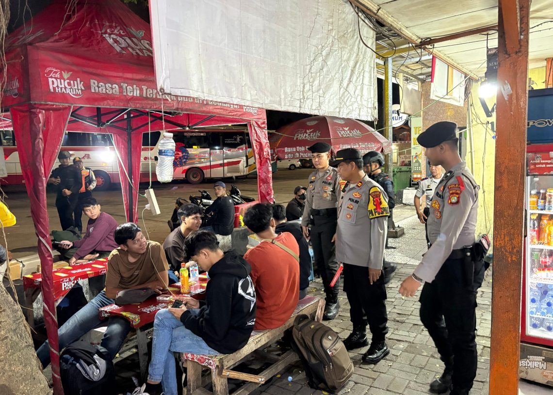Jamin Keamanan Penumpang Nataru, Polres Metro Jakarta Barat Gelar Patroli Jalan Kaki di Terminal Kalideres