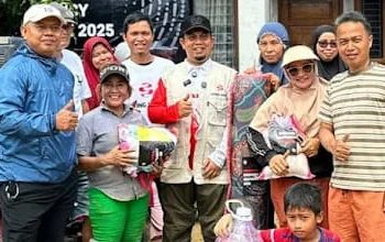 Muharlion Serahkan Bantuan Darurat DPRD Padang kepada Warga Tabing Banda Gadang