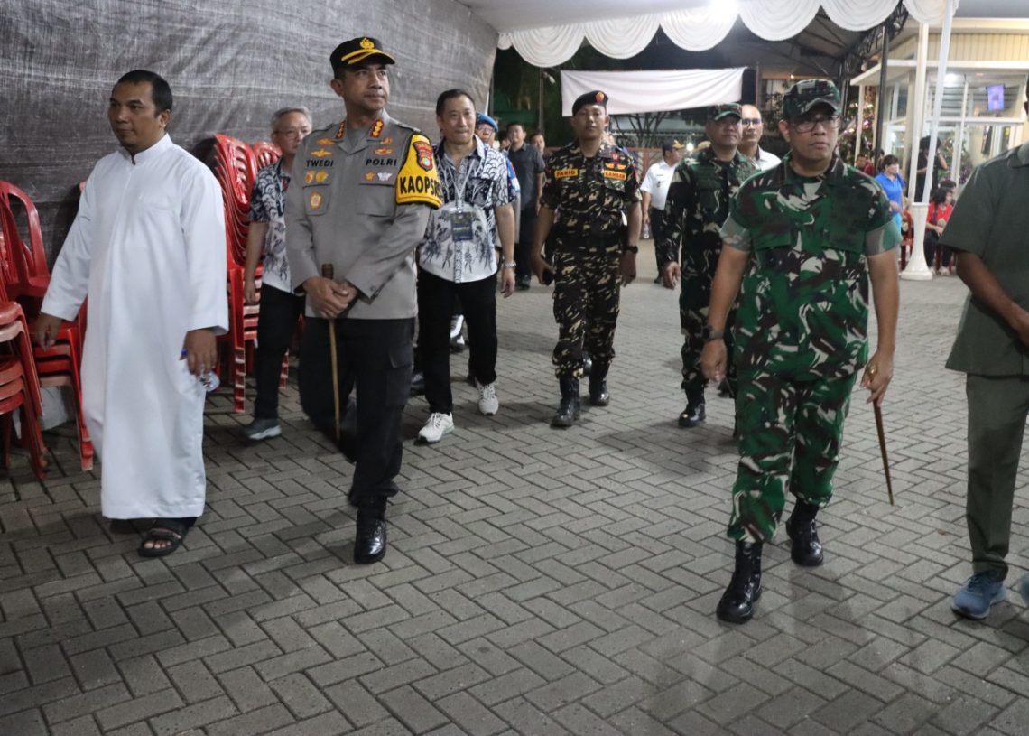 Jaga Toleransi, Kapolres Jakbar Hadir Langsung Amankan Misa Natal 2025