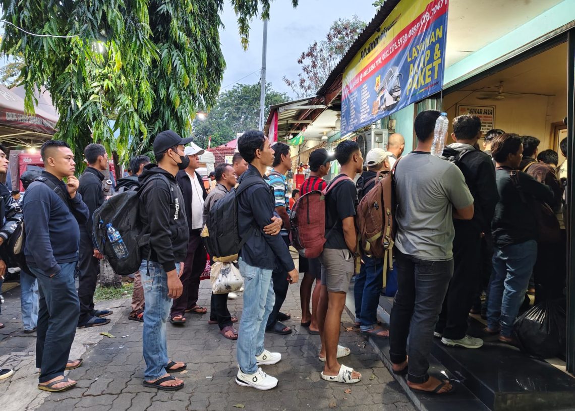 Penumpang Libur Tahun Baru 2026  Melonjak di Terminal Kalideres