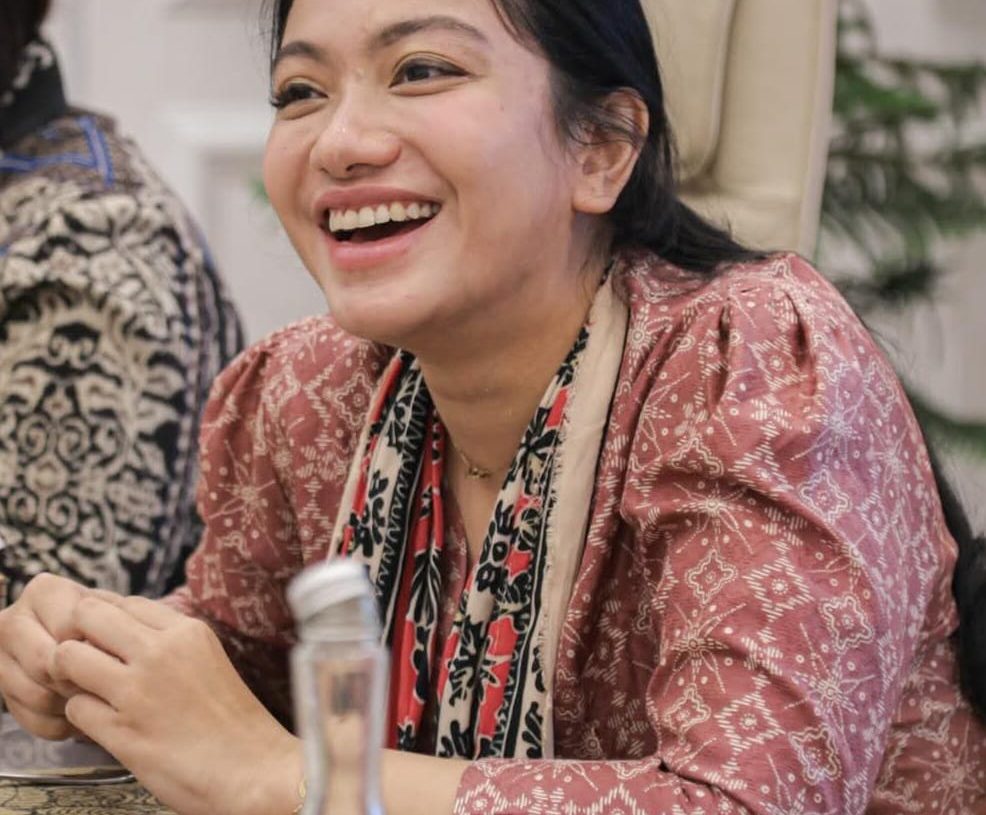 Bukan Karangan Bunga, Melainkan Akar Kehidupan