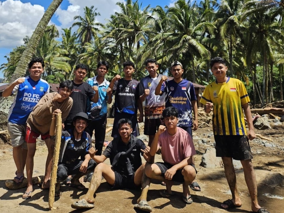 Mahasiswa UNP Bantu Warga Korban Banjir Bandang di Jorong Padang Belimbing, Koto Sani, Kabupaten Solok