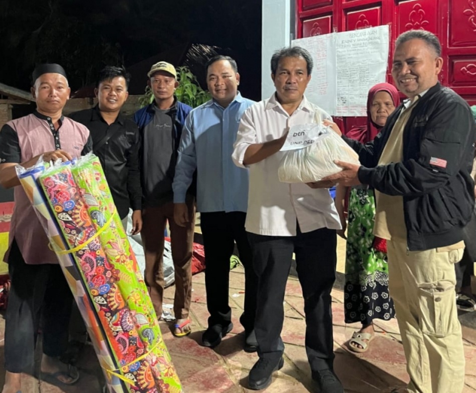 UNP Salurkan 50 Paket Sembako untuk Warga Nagari Koto Sani Solok
