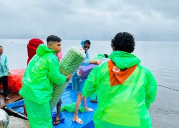 Akses Darat Terputus, UNP Salurkan Bantuan ke Sungai Batang Lewat Jalur Air