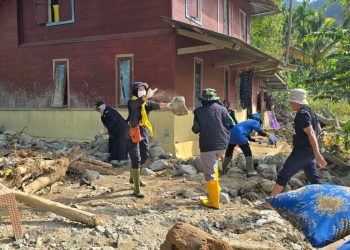 Relawan UNP Turun Tangan Bersihkan Rumah Korban Longsor di Agam