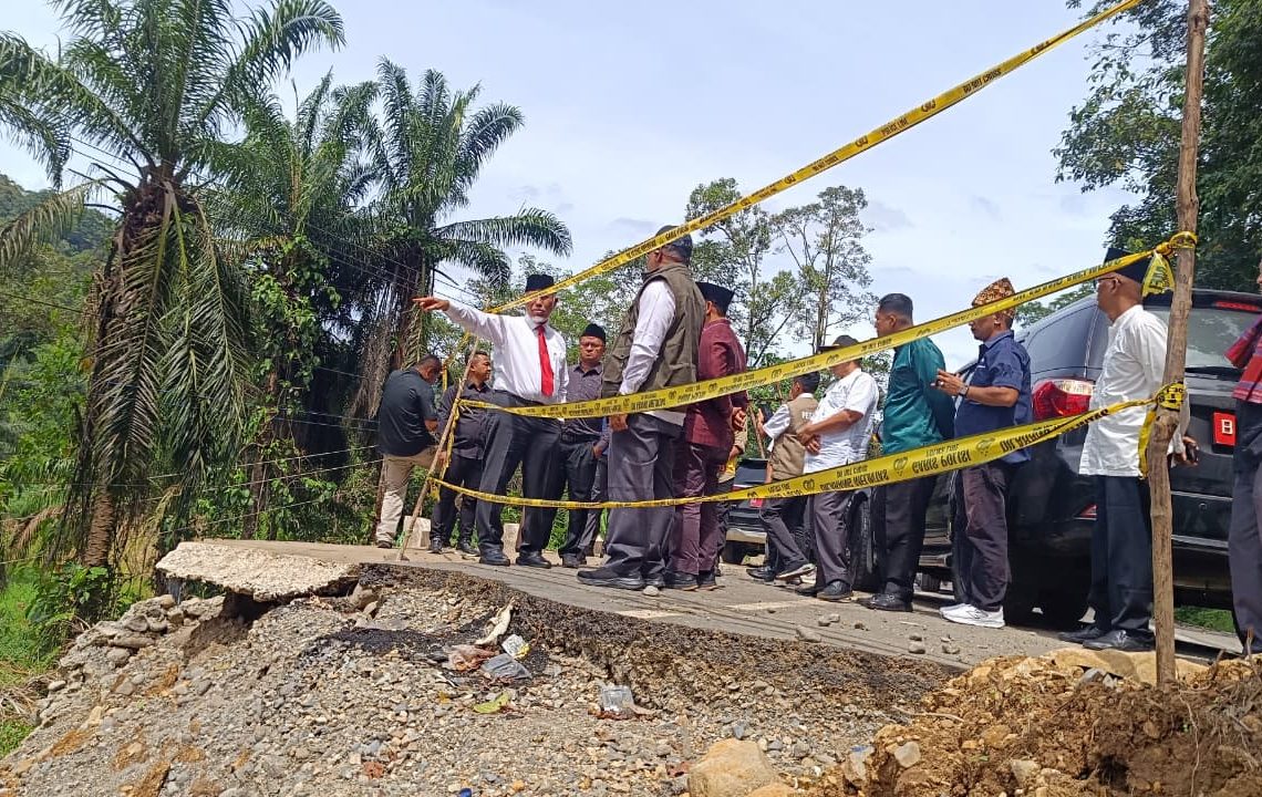 Tinjau Jalan Terdampak Bencana di Talu, Mahyeldi Menilai Pengalihan Jalur yang Lebih Aman