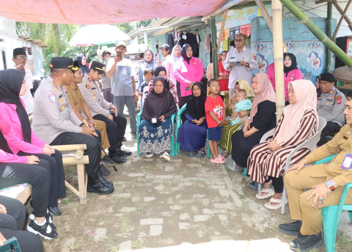 Kapolresta Tangerang dan Ketua Bhayangkari Salurkan Bantuan untuk Korban Tanah Longsor di Cisoka