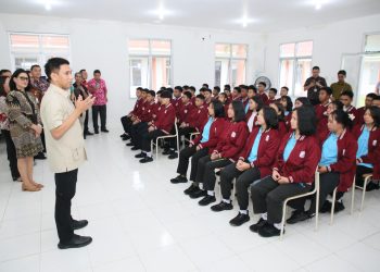Wamendagri Wiyagus Sambangi Sekolah Rakyat Minahasa, Tekankan Semangat Belajar kepada Para Siswa