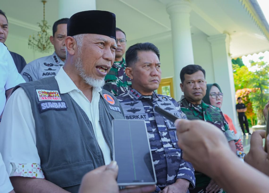 Gubernur Mahyeldi Terima Bantuan Rp4,56 Miliar dari Batam untuk Warga Terdampak Bencana