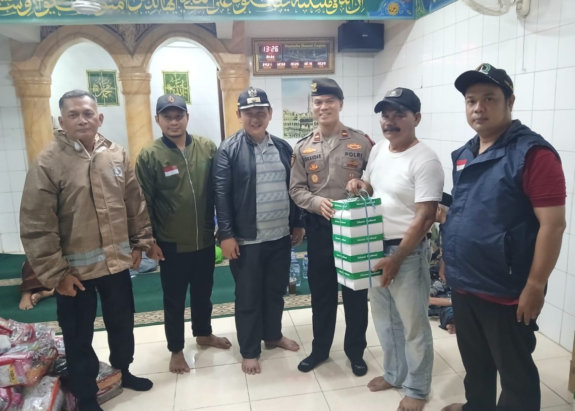Polsek Tambora Salurkan Bantuan Makanan untuk Korban Kebakaran Jembatan Besi