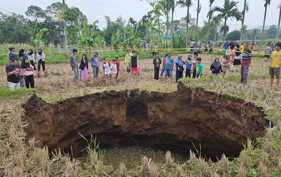 Air Sinkhole Mengandung E-Coli, Pemprov Sumbar Imbau Warga Tetap Waspada