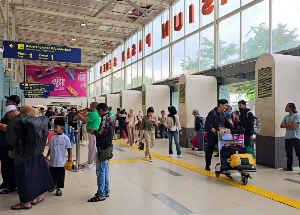 Hujan di Wilayah Jakarta, KAI Imbau Pelanggan Datang Lebih Awal ke Stasiun dan Manfaatkan Face Recognition Boarding Gate