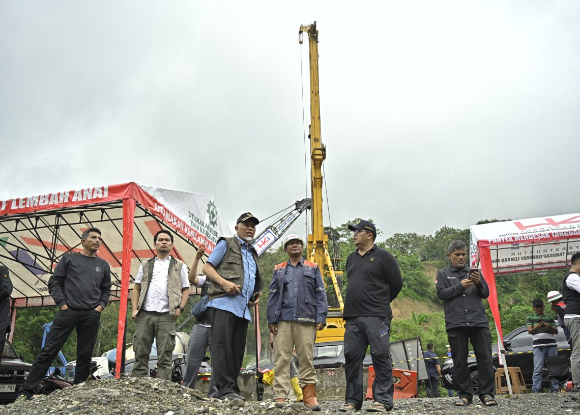 Gubernur Mahyeldi Tinjau Perbaikan Jembatan Kembar Padang Panjang, Target Rampung Jelang Lebaran