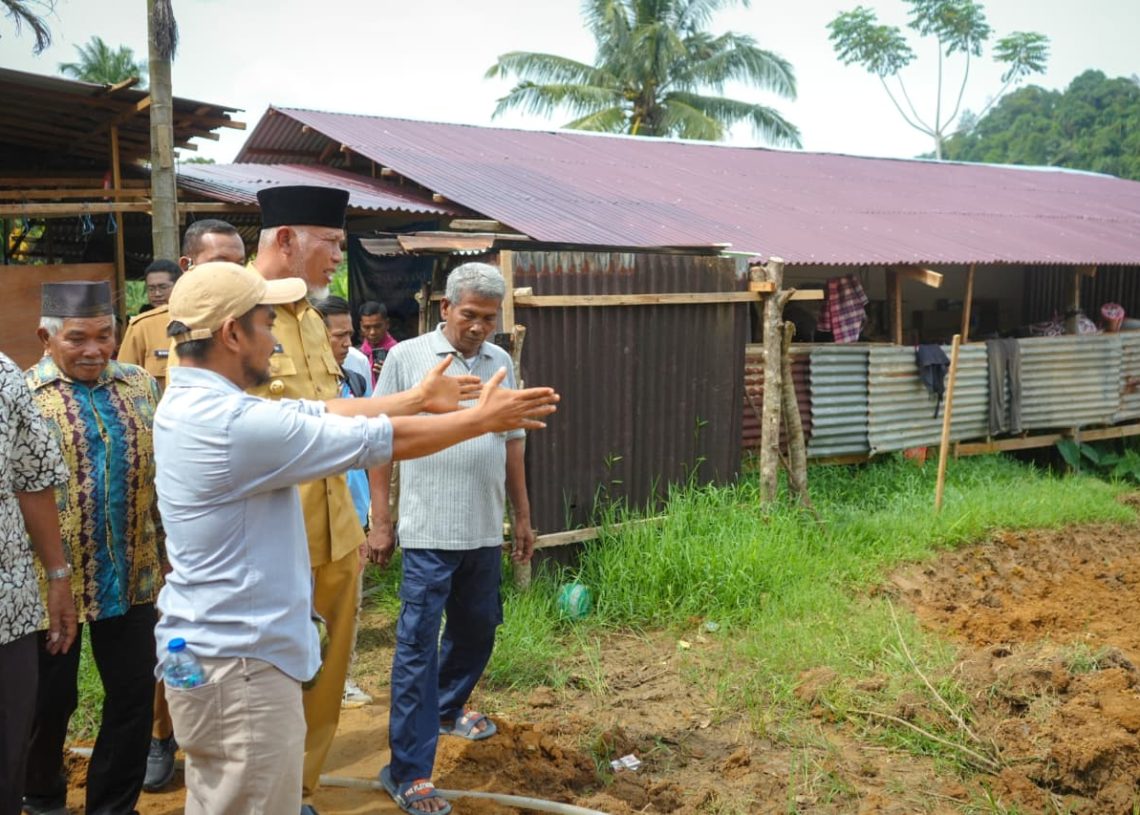 Bangun Huntara dan Surau Bambu, Semangat Gotong Royong Warga Kampung Talang Dipuji Gubernur