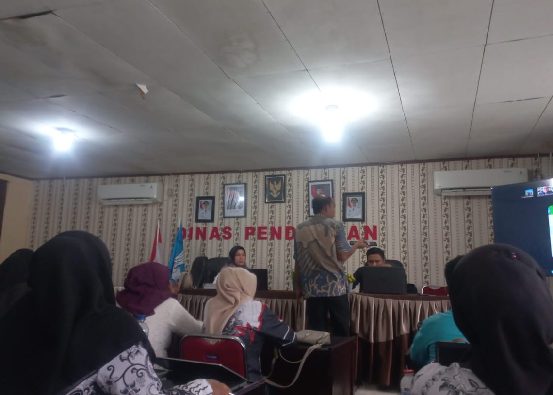 Di Balik Papan Tulis, Ada Jabatan yang Tertahan, Ini Salah Siapa