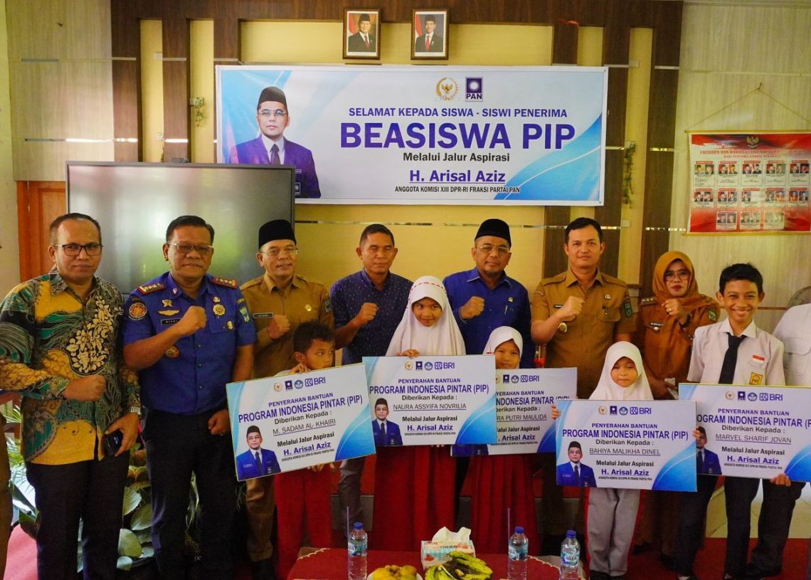 Wabup Rahmat Hidayat dan Arisal Aziz Serahkan Beasiswa PIP Jalur Aspirasi kepada Pelajar SD dan SMP