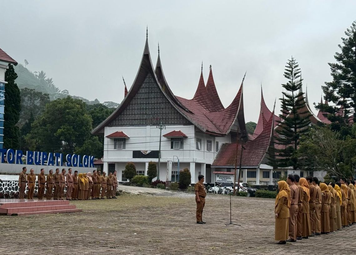 Pimpin Apel Pagi, Plt Kadis Dukcapil Solok Tekankan Disiplin ASN dan Perekaman KTP-el