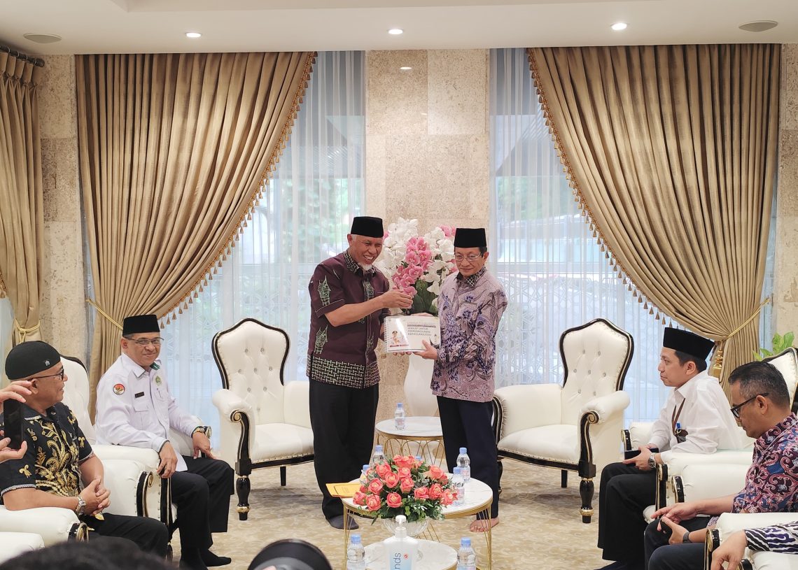 Gubernur Mahyeldi Serahkan Rekomendasi Seminar Wakaf Internasional kepada Menteri Agama RI