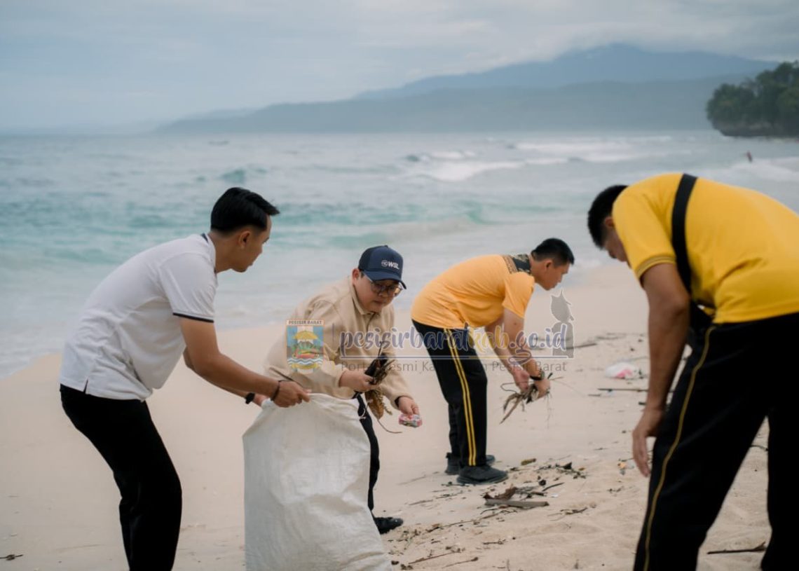Pemkab Pesibar Kolaborasi dengan Polres Gelar Fun Walk dan Coastal Clean Up