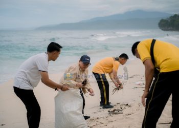Pemkab Pesibar Kolaborasi dengan Polres Gelar Fun Walk dan Coastal Clean Up