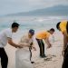 Pemkab Pesibar Kolaborasi dengan Polres Gelar Fun Walk dan Coastal Clean Up