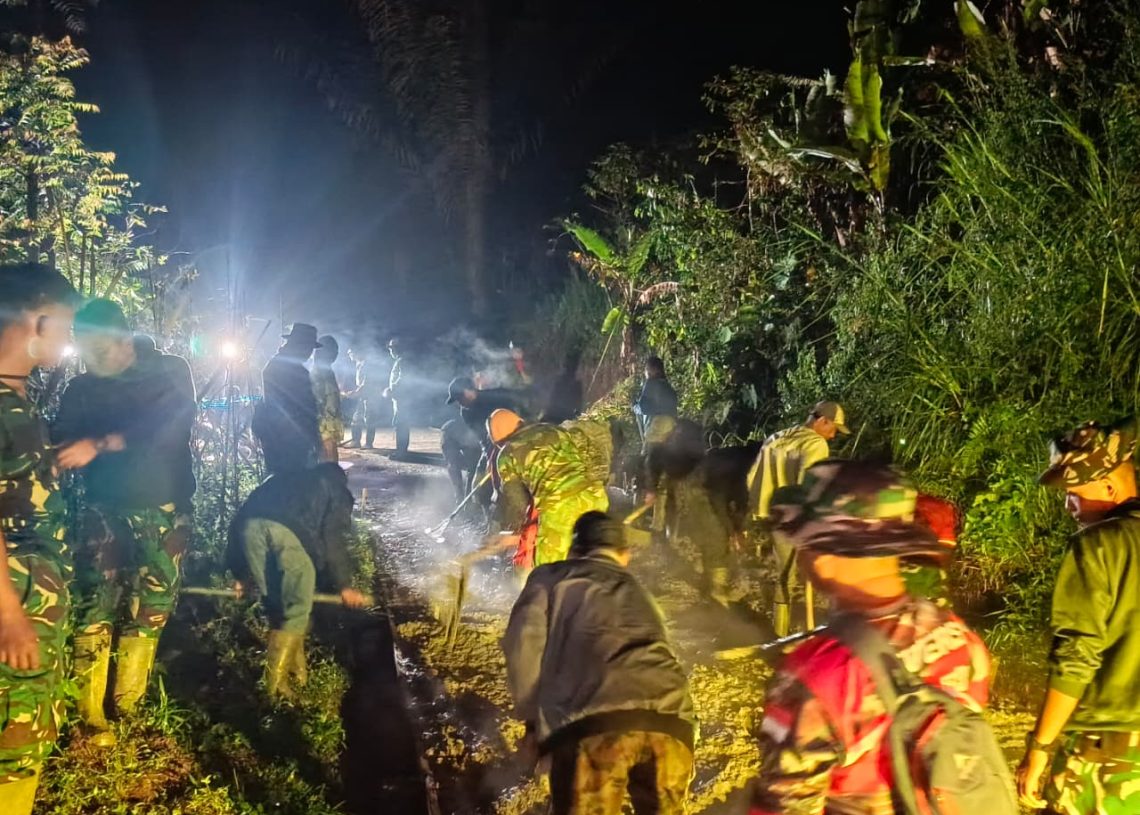 TMMD 127 Kodim 0624/Kab. Bandung Bersama Warga Lakukan Pengecoran Jalan di Desa Cipelah