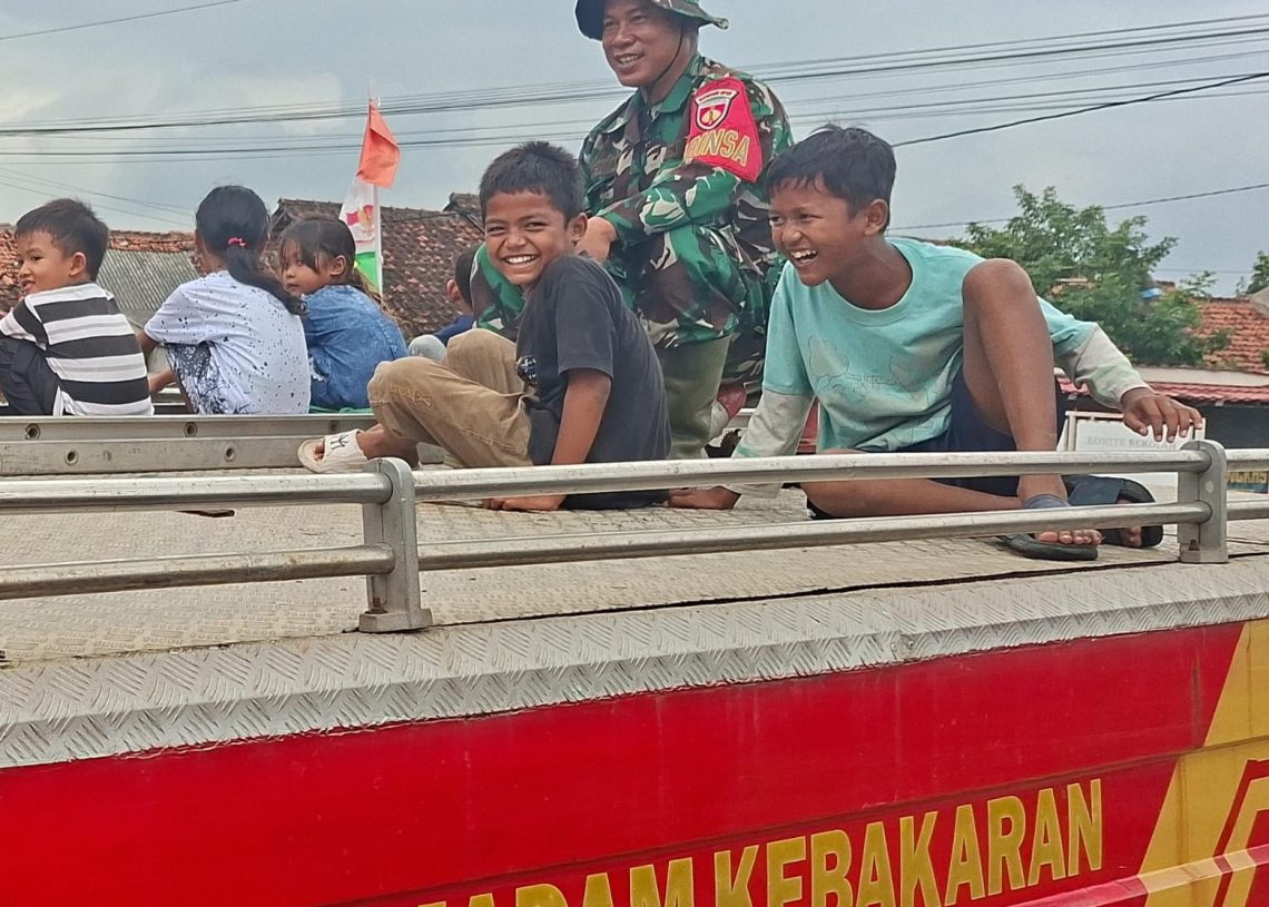 Serbu Mobil Damkar, Saya Beru Pertamakali Naik Mobil Damkar Pak !