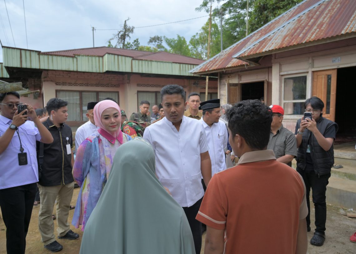 Wagub Sumbar Serahkan Bantuan Bedah Rumah di Agam dan Bukittinggi