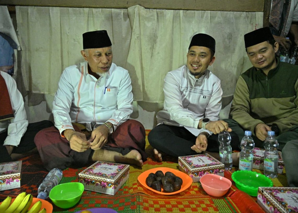 Gubernur Sumbar Iktikaf dan Serahkan Bantuan di Masjid Bersejarah