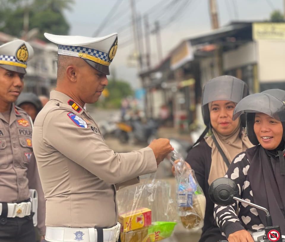 Kasat Lantas Polres Sawahlunto Berbagi Sembako untuk Pengendara Tertib Lalu Lintas di Simpang Santur