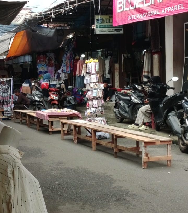 Belasan Meja Dagangan Muncul di Jalur Kendaraan Umum Pasar Aur Kuning, Diduga Luput dari Pengawasan