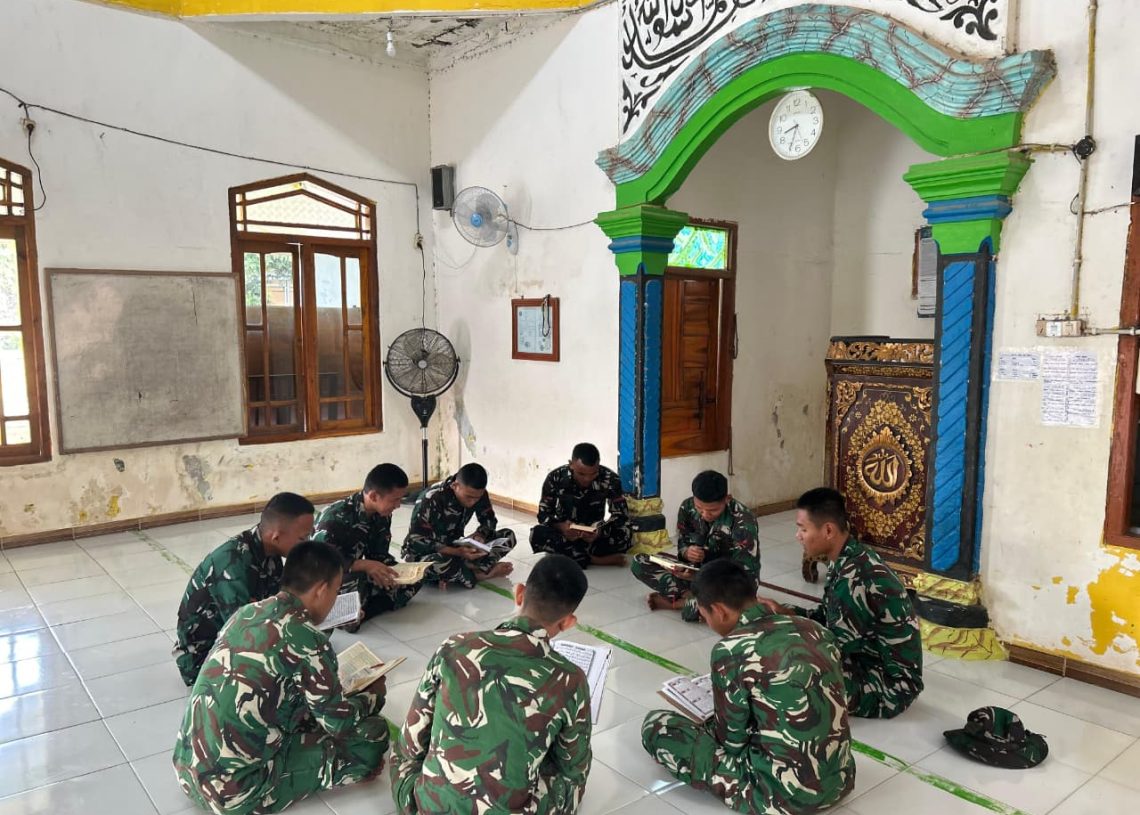 Di Tengah Kesibukan TMMD 127, Satgas Kodim 0430/Banyuasin Tetap Semangat Tadarus di Masjid Jami Darusalam