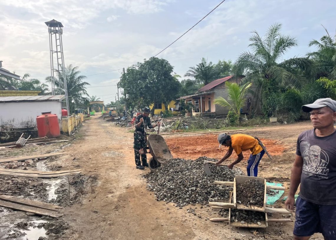 Hari Ke-19 TMMD 127, Satgas Kodim 0430/BA dan Warga Gotong Royong Cor Lantai Masjid Jami Darusalam Wonosari