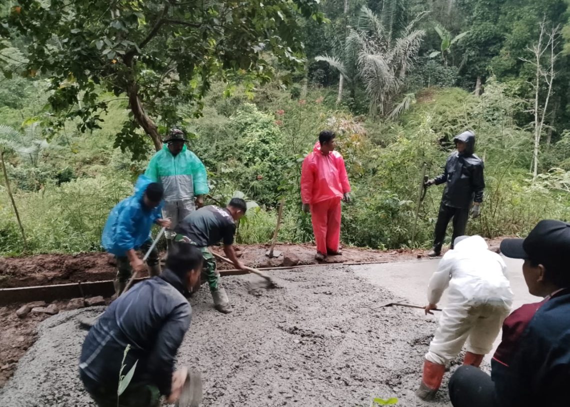 TMMD ke-127 Kodim 0624/Kab. Bandung Pacu Pengecoran Jalan di Cipelah, Capai 79,6% di Tengah Semangat Ramadhan