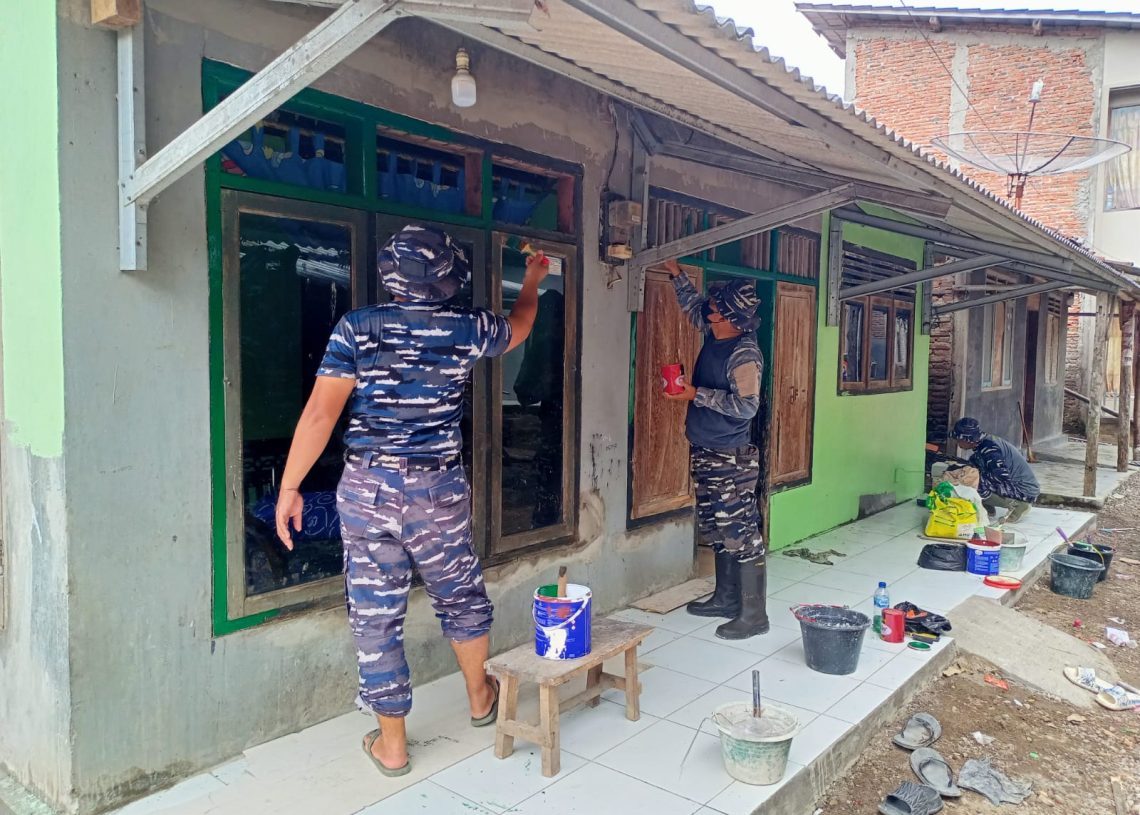 TNI AL Bersinergi Percantik Rumah Bu Caski Dalam Program RTLH