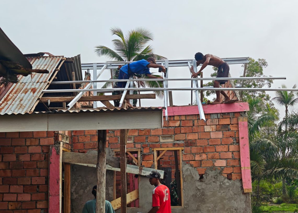 Satgas TMMD 127 Kodim 0430/BA Pacu Rangka Baja dan Plester Dindin RTLH Rumah Paiman