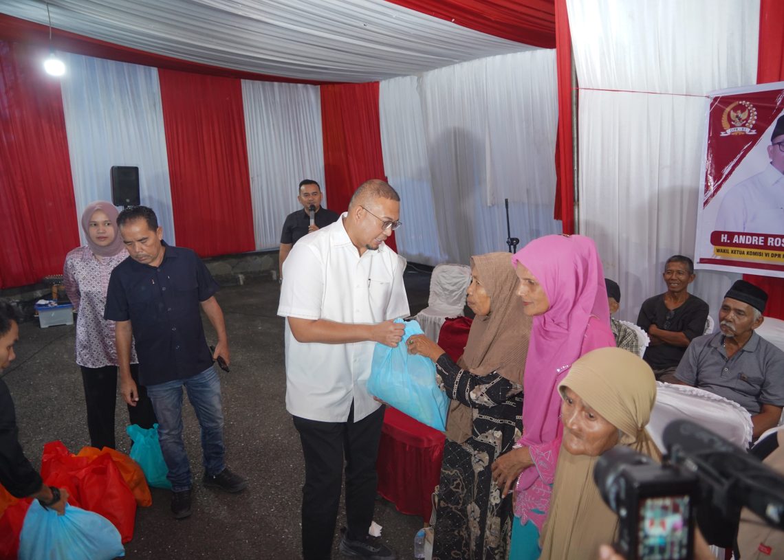 Andre Rosiade Serahkan 5.000 Paket Sembako untuk Warga Dharmasraya