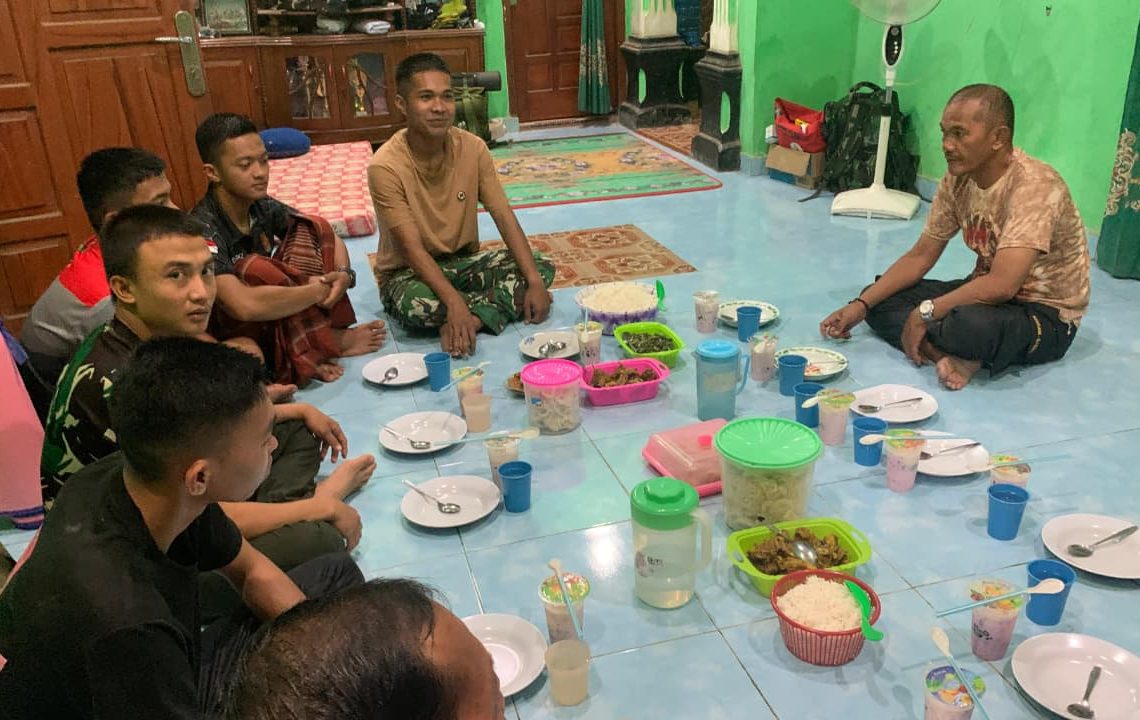 Setelah Berjibaku di Sasaran Fisik, Satgas TMMD 127 Jalin Kedekatan dengan Keluarga Asuh Bapak Sikun Melalui Buka Bersama