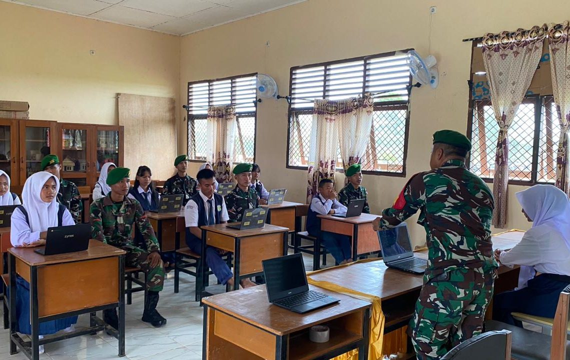 Satgas TMMD 127 Gelar Pelatihan Komputer dan Berikan Buku di SMPN 3 Pulau Rimau