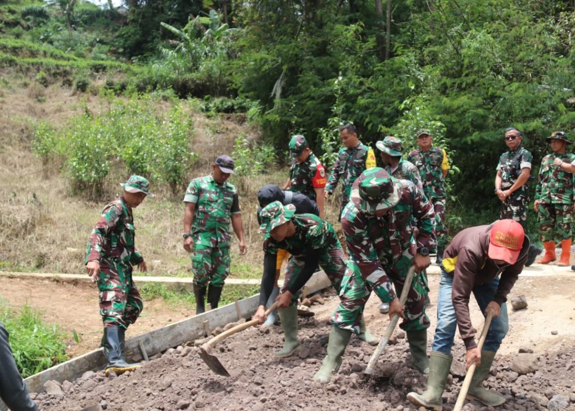 Dansatgas Kodim 0624/Bandung Ikut Dampingi Tim Wasev TMMD Ke-127 Kunjungi Lokasi Titik Sasaran di Desa Cipelah