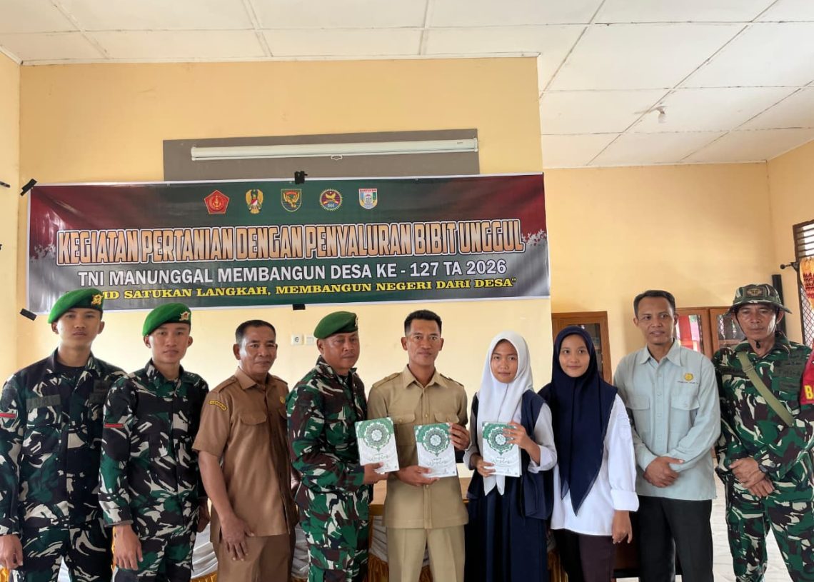 Satgas TMMD Ke-127 Bagikan Al-Qur’an kepada Warga Desa Wonosari, Tingkatkan Pembinaan Spiritual
