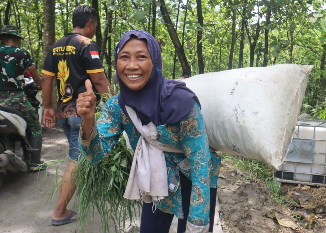 Senyum Ibu Dalia di Jalur TMMD: “Sekarang Tidak Takut Terpeleset Lagi”