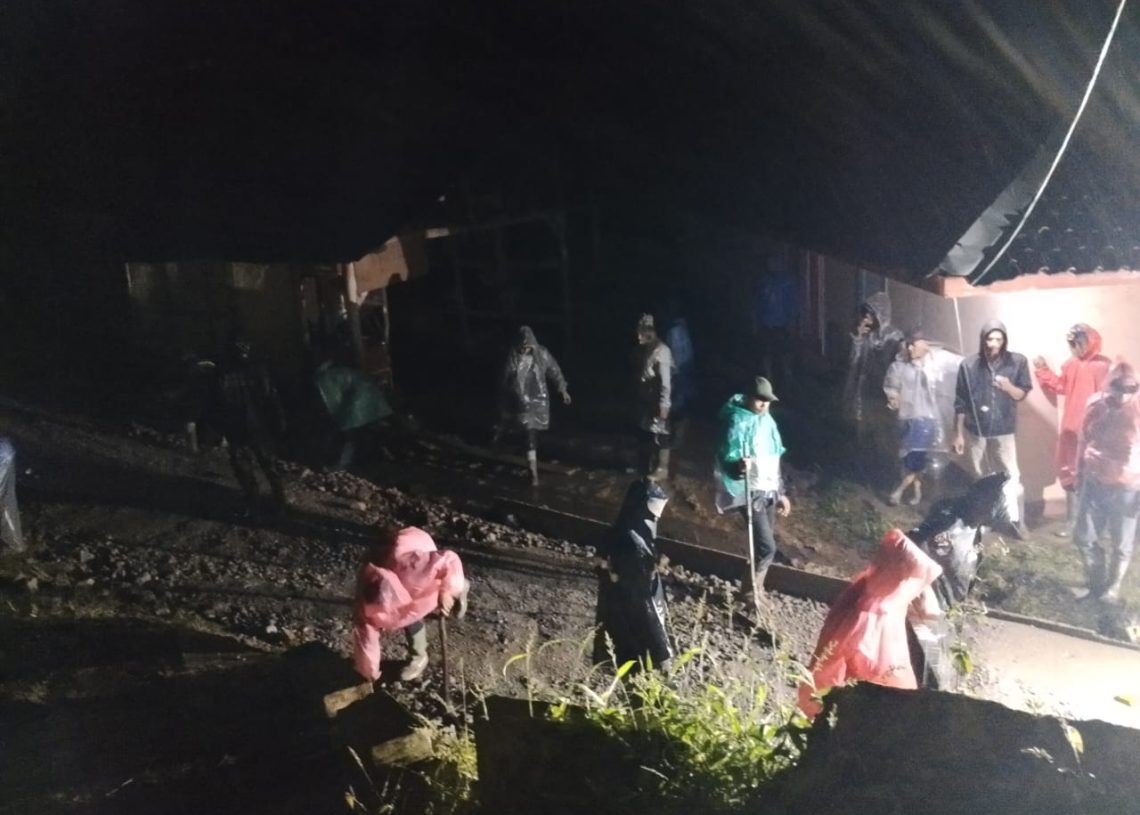 TMMD Ke-127 Kodim 0624/Kabupaten Bandung Capai 98% Progres Pengecoran Jalan di Desa Cipelah